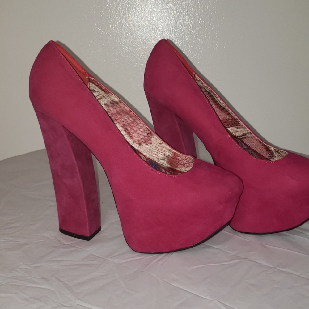 Size 7 fuschia high heel